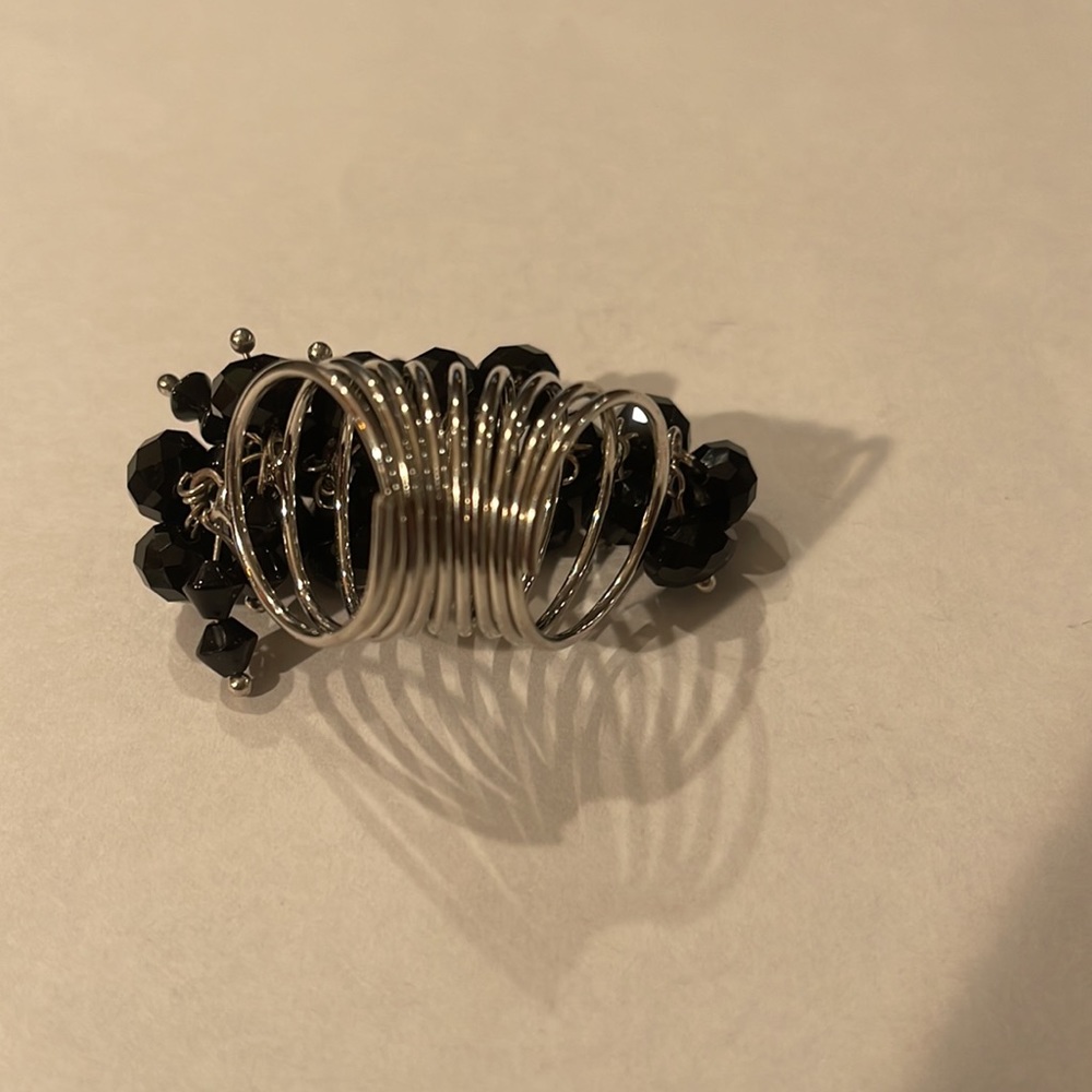 Costume ring, black plastic beads - Picture 2 of 2